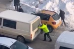 Yüksekova’da soğuk havada iç ısıtan hareket: Trafik polisi mahsur kalan aracı iterek kurtardı