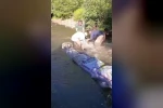 Yüksekovalı çiftçilerin kum torbalarıyla su nöbeti 