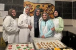 Yurtta kalan kız öğrenciler mutfağa girdi