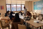 Yurttaki kız öğrenciler bağlama çalmayı öğreniyor