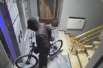 Yüzü maskeli bisiklet hırsızı kameraya yakalandı