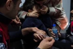 Yüzük çıkarma operasyonunda gözyaşlarına boğulan çocuğu annesi ve itfaiye ekipleri teselli etti