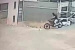 Yüzünü maske takarak gizleyen hırsız, motosikleti kendi malıymış gibi alıp gitti