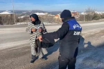 Zabıtadan kaçan kadın dilenci erkekler tuvaletine saklandı