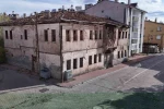 Zamana direnen asırlık konaklar, restore edilerek turizme kazandırılmayı bekliyor