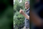 Zehirli engerek yılanını yakalayıp boynuna doladı: "Benim yaptığımı yapmayın"