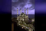 Zonguldak’ta şimşekler geceyi aydınlattı