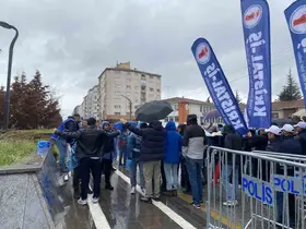 1 Mayıs yürüyüşleri geniş güvenlik önlemleriyle başladı
