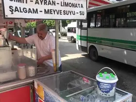 1 Mayıs’ta çalışan seyyar satıcı: "İşçi bayramında en çok işçiler çalışıyor"
