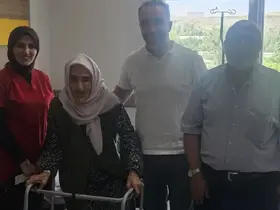 100 yaşındaki hasta kalça kırığı ameliyatının ardından yeniden yürüdü
