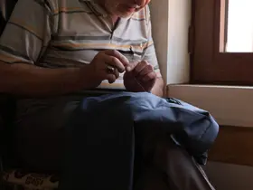 12 metrekarelik dükkanda iğne ile dokuyarak geçen ömür
