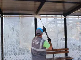 16 ilçedeki duraklar basınçlı su ile temizleniyor
