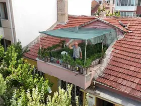 18 metrekarelik terasını 200 fideyle bahçeye çevirdi, 8 saatini burada harcıyor
