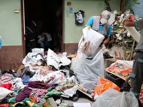 2 çöp evden 43 kamyon atık çıkarıldı
