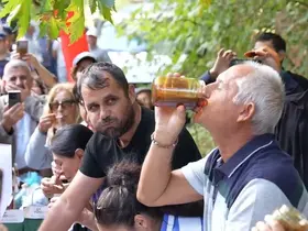 2 dakikada 1 kilogram bal yedi, izleyenler hayret etti
