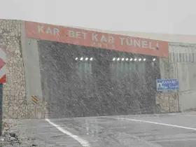 3 bin rakımlı Karabet Geçidi’nde sis ve kar yağışı etkili oluyor
