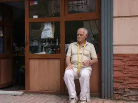 3 metrekarelik dükkanda konfeksiyona direniyor
