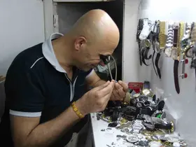 3 metrekarelik dükkanda yarım asırlık aile mesleğini yaşatıyor
