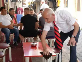 30 yıldır kravatla çay servisi yapıyor
