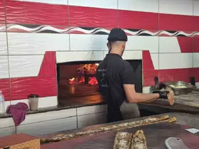 300 derecelik fırına aldırış etmeden 12 saat boyunca mesleklerini sürdürüyorlar
