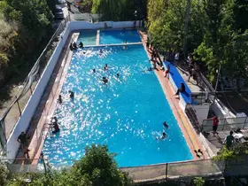 40 dereceyi aşan sıcakta vatandaşın serinleme adresi doğal suyuyla beslenen havuz oldu
