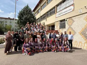 40 yıl sonra aynı okul bahçesinde buluştular
