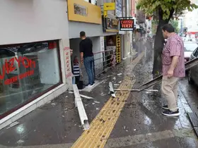 4’üncü kattan aşağı düştü, şans eseri ölen ya da yaralanan olmadı
