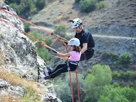 7 yaşındaki Deniz’in dağcılık tutkusu: Babasıyla birlikte dik kayalara meydan okuyor
