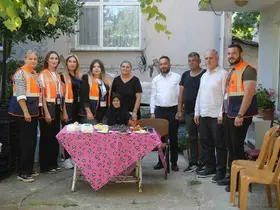 85 yaşındaki Emine nineye sürpriz doğum günü: "İlk kez doğum günüm kutlandı, pastayı görünce şoke oldum"

