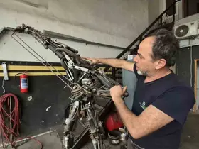 850 parça hurdayı birleştirdi, 200 kiloluk metal figür yaptı
