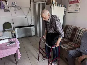 93 yaşında iş yerinde yaşıyor
