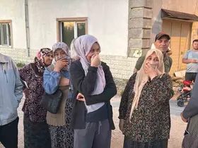 Açıkta bırakılan hayvan gübresi mahalleliyi canından bezdirdi
