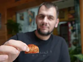 Acısız yaşayamıyor: Tatlıya bile pul biber atıp yiyor
