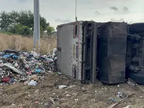 Adana’da atık yüklü tır devrildi: Sürücü yaralandı
