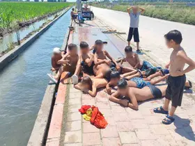 Adana’da çocukların kanal keyfi: Kaldırım plaja döndü
