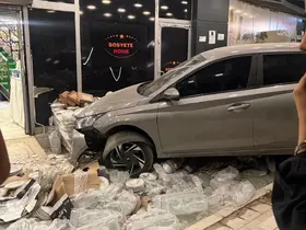 Adana’da kontrolden çıkan iki otomobil peş peşe mağazaya girdi: 2 yaralı

