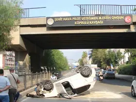 Adana’da otomobil köprüden yola düştü: 1 yaralı
