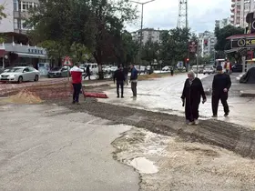 Adana’da şiddetli yağış sonrası yol çöktü
