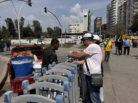 Adana’da simitçiler ve su satıcıları bariyerlerin arkasında çalışmaya devam etti
