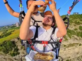 Adana’da yamaç paraşütünde şırdan keyfi: "Adanalı havada da yer"
