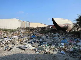 Adana’da yetersiz altyapı ve dağ olan çöpler, esnafı isyan ettirdi
