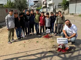 Adana’nın köstebek yuvasına dönen yollarına çiçek diktiler
