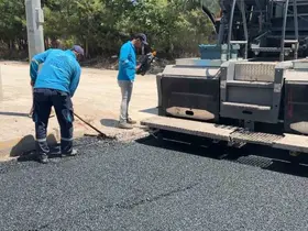 Adıyaman’da 170 derecelik asfaltın seriminde işçilerin zorlu mesaisi

