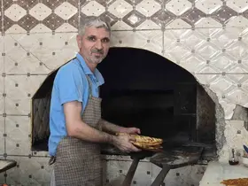 Adıyaman’da 400 derecelik fırının başında ekmek mesaisi
