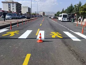 Adıyaman’da asfalt sonrası yol çizgileri trafik güvenliği için yenileniyor
