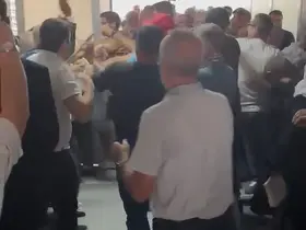 Adliye içerisinde taraflar birbirine girdi: Tekmeli yumruklu kavga kameraya yansıdı
