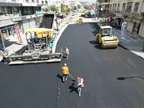 Adnan Menderes Caddesi sıcak asfaltla yenileniyor
