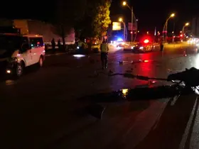 Ağaca çarpan minibüsün motoru yola fırladı: 2 yaralı
