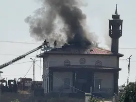 Ağrı’da caminin çatısında çıkan yangın paniğe neden oldu
