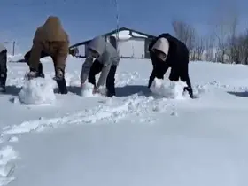 Ağrı’da kar yağdı, çocuklar doyasıya eğlendi
